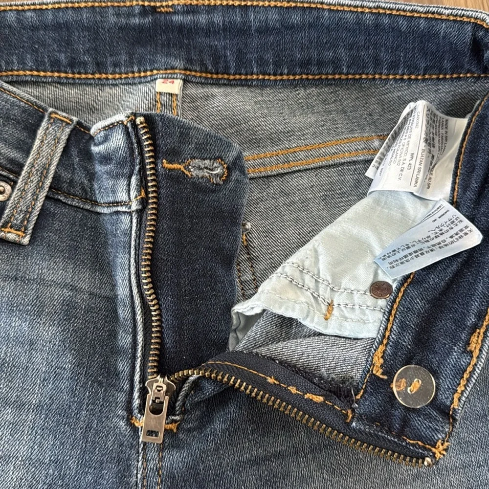 Levi's Zip Front Skinny Ankle Jeans Medium Wash. Size 24